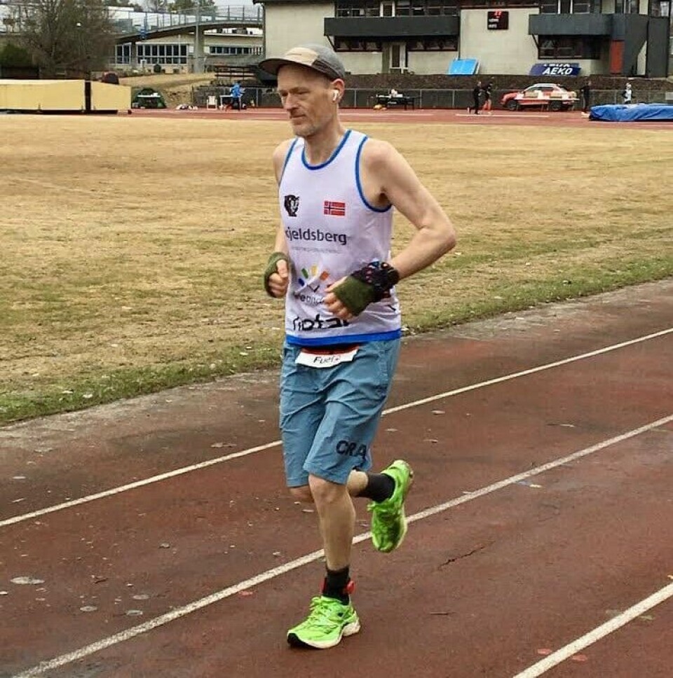 Therese Falk og Simen Holvik vant 12-timersløpet på Sofiemyr stadion Simen Holvik 12-timers 2.jpg