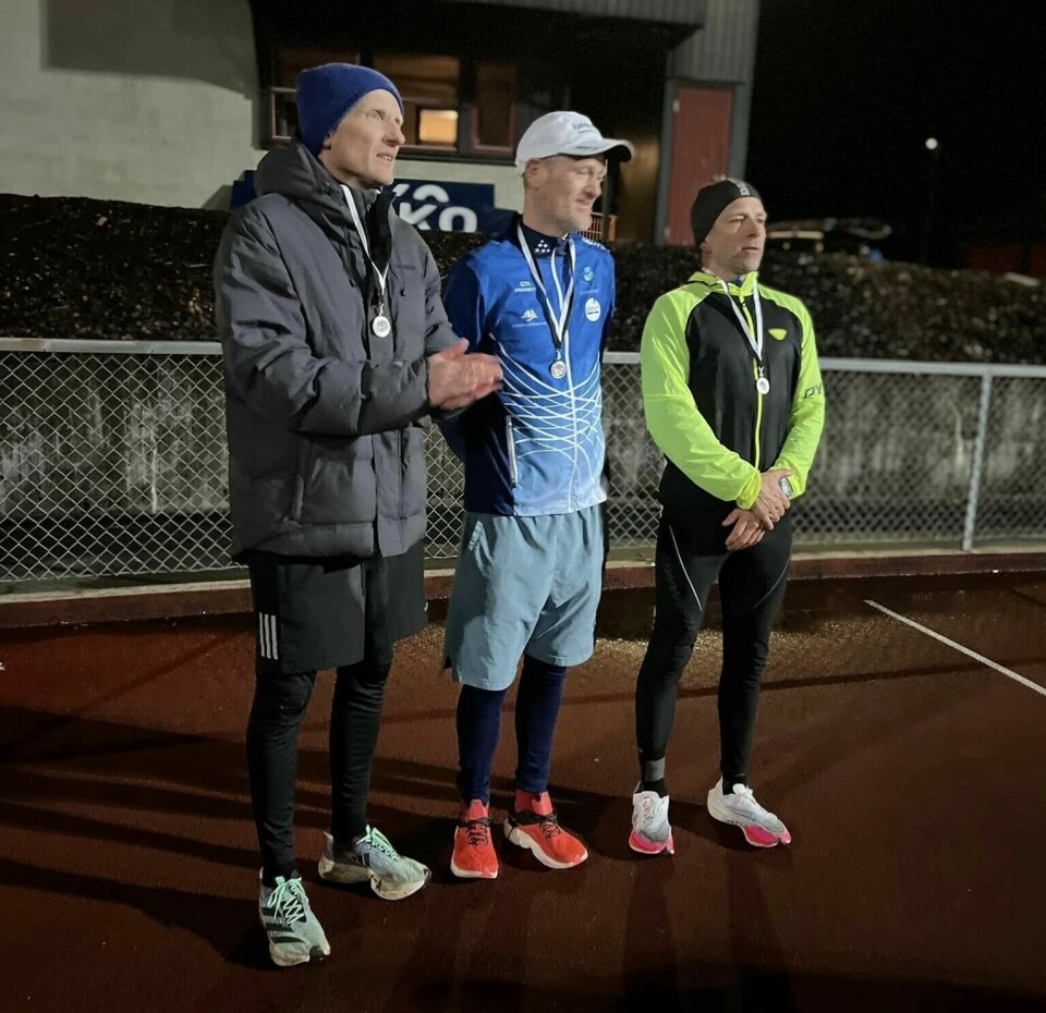 Therese Falk og Simen Holvik vant 12-timersløpet på Sofiemyr stadion Topp 3 menn 12-timers.jpg
