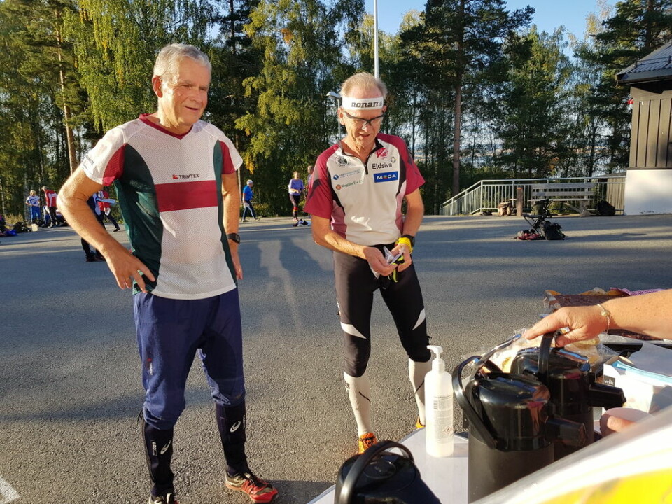 Sommervarme på bedriftsorienteringsløp fra Kapp skole Harald Østbye og Arnfinn Pedersen strålte om kapp med sola i påvente av å få servering.jpg