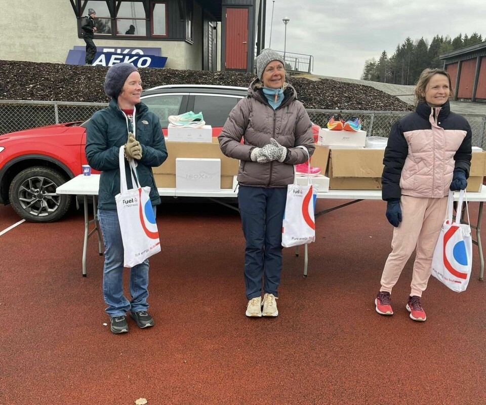 Therese Falk og Simen Holvik vant 12-timersløpet på Sofiemyr stadion Topp 3 kvinner 6-timers.jpg