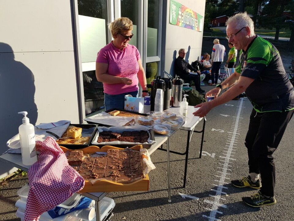 Sommervarme på bedriftsorienteringsløp fra Kapp skole God stemning når det serveres gratis kaffe og kake etter løpet.jpg