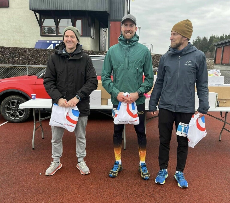 Therese Falk og Simen Holvik vant 12-timersløpet på Sofiemyr stadion Topp 3 menn 6-timers.jpg