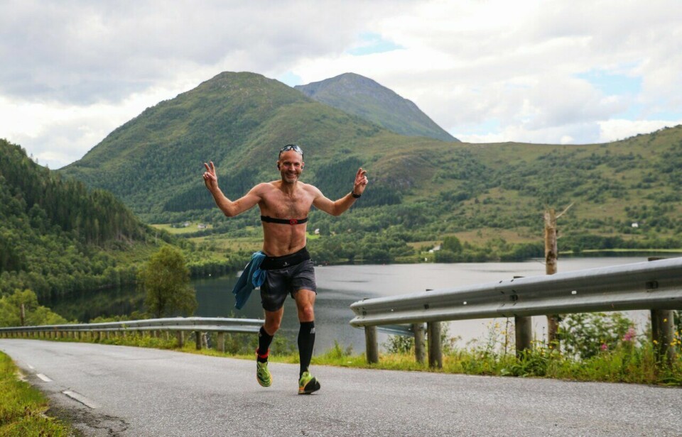 Vinner av maratondistansen i 2022 var Stian Skretting. Her ser vi Stian midt i Ulset-bakken med Snipsøyrvatnet til høyre. Foto: Martin Hauge-Nilsen Vinner av maratondistansen i 2022 var Stian Skretting. Her ser vi Stian midt i Ulset-bakken med Snipsøyrvatnet til høyre