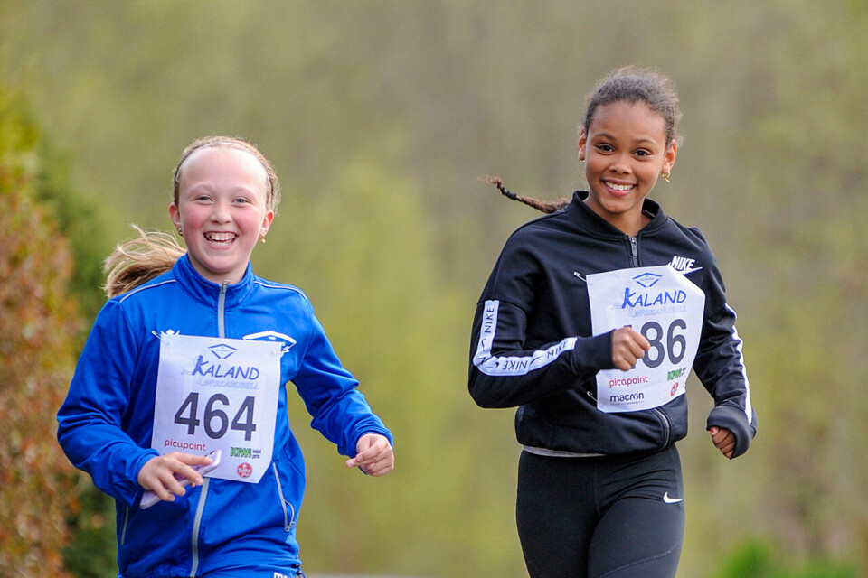 Lykke Størksen og Brenzanel Stengrimsen har bare 100 meter igjen på sin 3 km, men de ser ikke slitne ut i det hele tatt. (Alle foto: Arne Dag Myking) Lykke Størksen og Brenzanel Stengrimsen har bare 100 meter igjen på sin 3 km, men de ser ikke slitne ut i det hele tatt. (Alle foto: Arne Dag Myking)