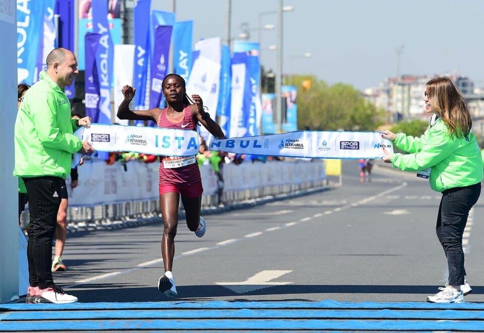 Purity Komen løper inn til overraskende seier i Istanbul halvmaraton. (Foto: Spor Istanbul) Purity Komen løper inn til overraskende seier i Istanbul halvmaraton. (Foto: Spor Istanbul)
