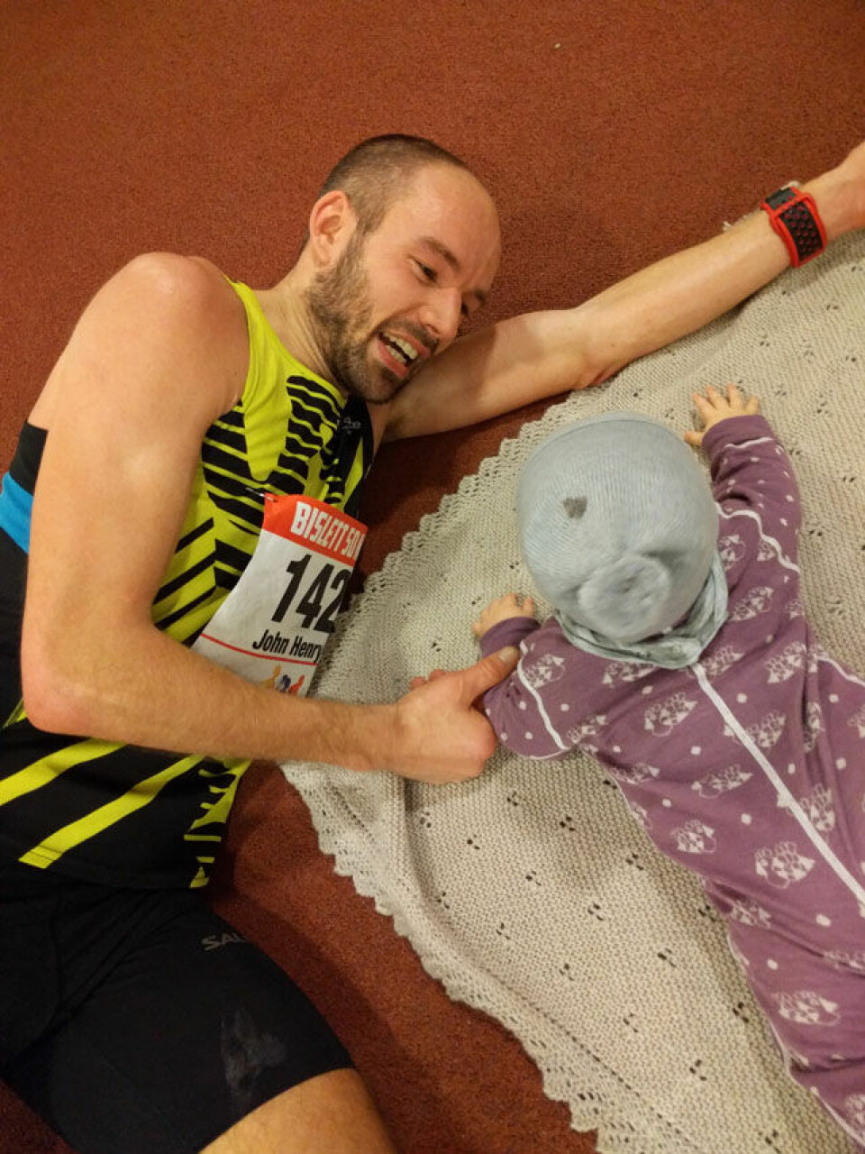 Bislett 50 km: John H. Strupstad og Kristine B. Walhovd vant John_Henry_Strupstad_og_fem_mnd_Alma_faa_minutter_etter_maalgang_IMG_20160220_130424.jpg