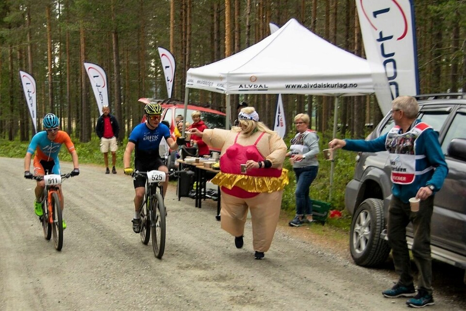 Sunniva Dring og Eskil Evensen-Lie totalvinnere i TransØsterdalen Stemning_drikkestasjoen.jpg
