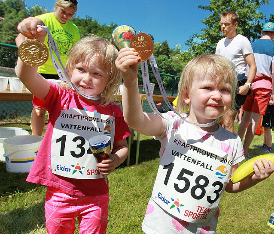 Dobbelt Etiopia og sterke vinnertider i Kraftprovet Se_medaljen_min_Alinde_Johansson_3aar_Greta Johansson_2aar_A20G8867.jpg