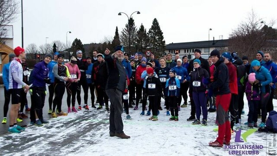 Fra starten ved Kristiansand stadion. Kalle Glomsaker, DNM-Mandal gir nyttige instrukser før start (Foto: krslop.no/facebook). Fra starten ved Kristiansand stadion. Kalle Glomsaker, DNM-Mandal gir nyttige instrukser før start (Foto: krslop.no/facebook).