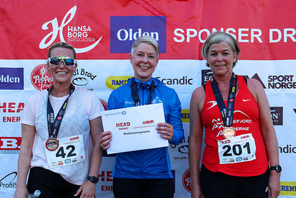 Premiepallen kvinner 10 km: Hege Bussesund, Cecilie Pernille Thomassen og Karianne Jørgensen. (Alle foto: Arne Dag Myking) Premiepall 10 km kvinner