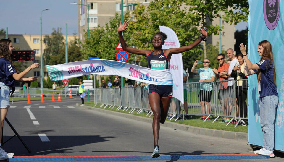 Agnes Ngetich da hun satte verdensrekord på 10 km gateløp. (Foto: Brasov Running Festival)