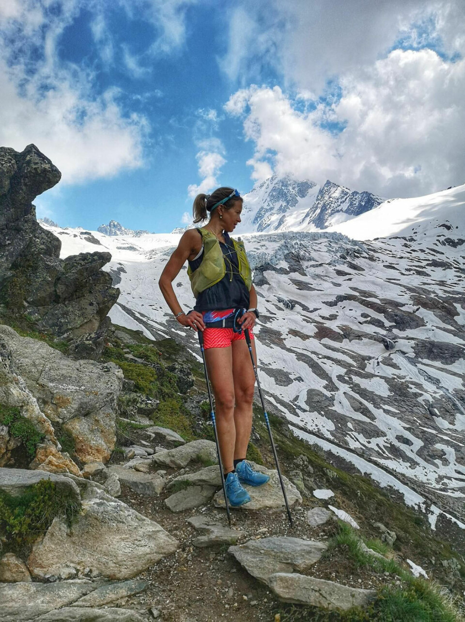 Jo brattere jo bedre for Therese Sjursen som skal løpe 90 km i Mont Blanc Marathon på fredag Therese-Sjursen-staver.jpg