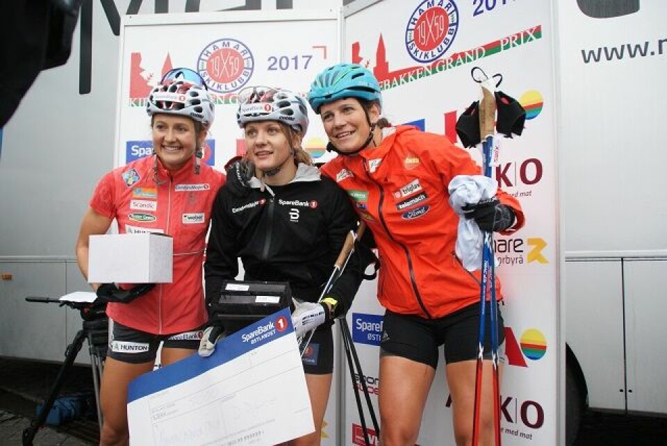 Fra v. Ingvild Flugstad Østberg, Maiken Caspersen Falla og Katja Visnar på premiepodiet etter finalen. (Foto: Stein Arne Negård) Fra v. Ingvild Flugstad Østberg, Maiken Caspersen Falla og Katja Visnar på premiepodiet etter finalen. (Foto: Stein Arne Negård)