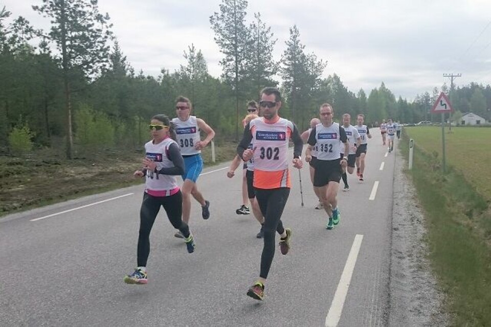 Odal SK i tet fra start på Furumoen torsdag ved Cathrine Andersen og Lars Skogheim med dagens vinner Christoffer Enderud Hansen (308) rett bak. Odal SK i tet fra start på Furumoen torsdag ved Cathrine Andersen og Lars Skogheim med dagens vinner Christoffer Enderud Hansen (308) rett bak.