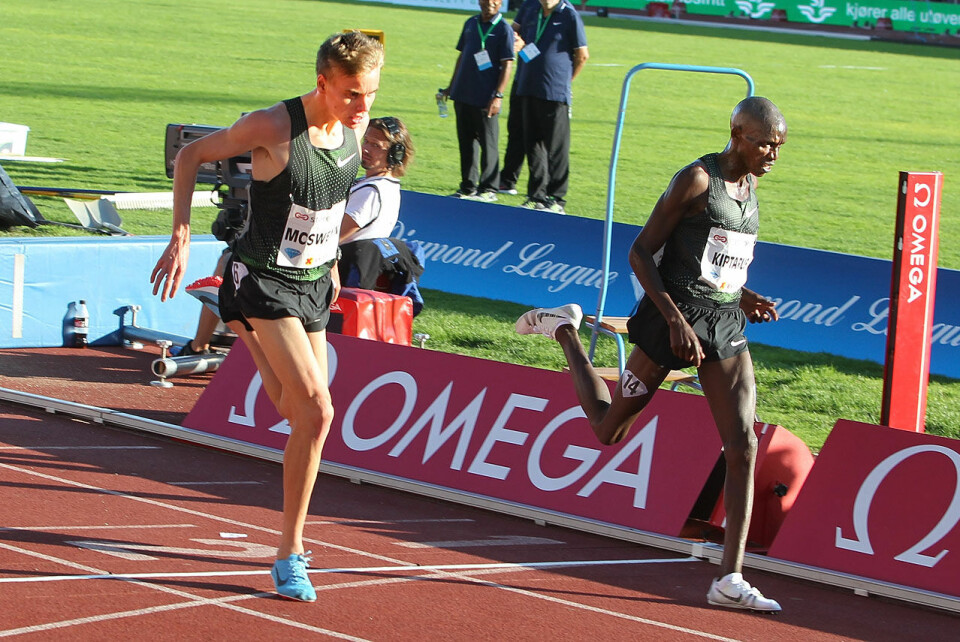 Spurtoppgjør: Dominic Kiptarius ble nesten nådd igjen på målstreken av Stewart McSweyn etter å ha dratt tetfeltet i 6000 m. (Foto: Kjell Vigestad) Spurtoppgjør: Dominic Kiptarius ble nesten nådd igjen på målstreken av Stewart McSweyn etter å ha dratt tetfeltet i 6000 m. (Foto: Kjell Vigestad)