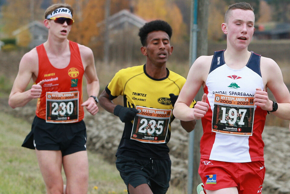 Norsk klasserekord: 15 år unge Magnus Øyen (nr. 197) fra Rindal løp på 30.56, som er rekord for klasse 14-15 år. Bak han følger Tewelde Tesfalem som vant 16-17-årsklassen og Jesper Lundin som ble nr. 8 i klasse 20-22 år. (Foto: Kjell Vigestad) Norsk klasserekord: 15 år unge Magnus Øyen (nr. 197) fra Rindal løp på 30.56, som er rekord for klasse 14-15 år. Bak han følger Tewelde Tesfalem som vant 16-17-årsklassen og Jesper Lundin som ble nr. 8 i klasse 20-22 år. (Foto: Kjell Vigestad)