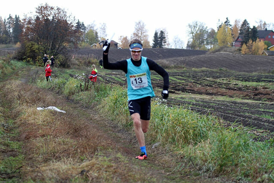 Petter Myhr signaliserer for dagens første seier noen hundre meter før mål på den 3 km lange ankeretappen som 15-åringen gjorde unna på 9.20. Petter Myhr signaliserer for dagens første seier noen hundre meter før mål på den 3 km lange ankeretappen som 15-åringen gjorde unna på 9.20.
