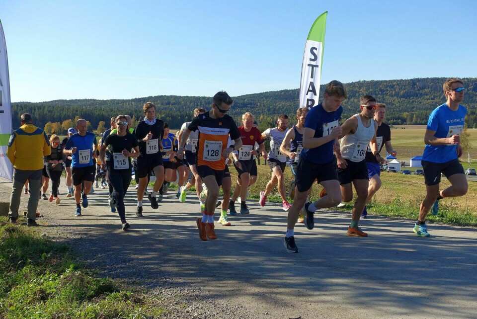 39 løpere la ut fra start på den 12 km lange runden rundt Dølisjøen midt på den solblanke søndagen på Slåstad. (Foto: Per Kr. Johansen) 39 løpere la ut fra start på sin |2 km midt på solblanke søndagen på Slåstad. (Foto: Per Kr. Johansen)