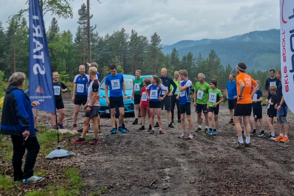 Stiløpet i Bersås i Telemark samlet både barn og voksne Startfeltet får instruksjon om løypa fra løypelegger Eivind Frode Rinde.jpg