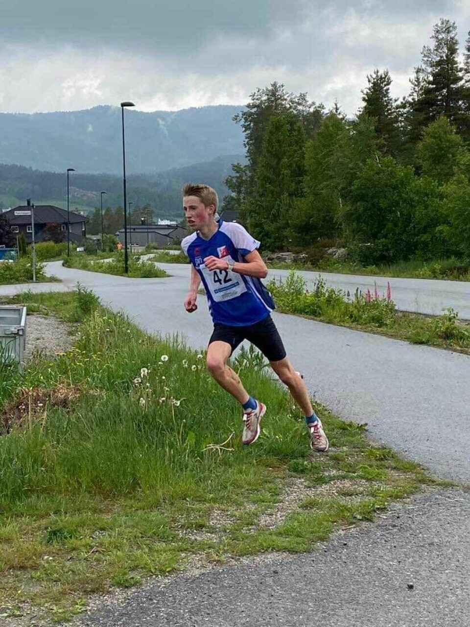 Stiløpet i Bersås i Telemark samlet både barn og voksne Vinner Sondre Harstad Rinde mot mål.jpg