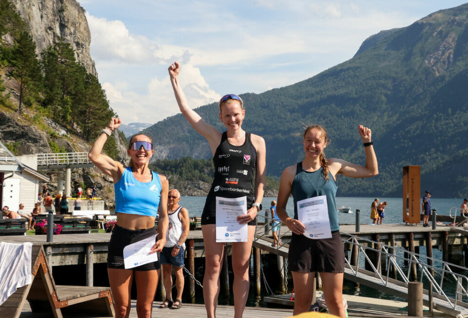 De tre beste kvinnene. Fra venstre, Anita Iversen Lilleskare (nr. 2) Karoline Holsen Kyte (vinner, norgesmester og innehaver av ny løyperekord) og Jo Shepherd (nr. 3). Foto: Martin Hauge-Nilsen De tre beste kvinnene. Fra venstre, Jo Shepherd (nr. 3), Karoline Holsen Kyte (vinner, norgesmester og innehaver av ny løyperekord) og Anita Iversen Lilleskare (nr, 2) Foto: Martin Hauge-Nilsen