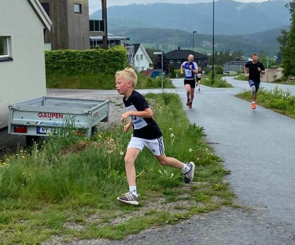 Stiløpet i Bersås i Telemark samlet både barn og voksne Sindre Fjelldalselv foran Steinar Lande og Iver Fjelldalselv.jpg