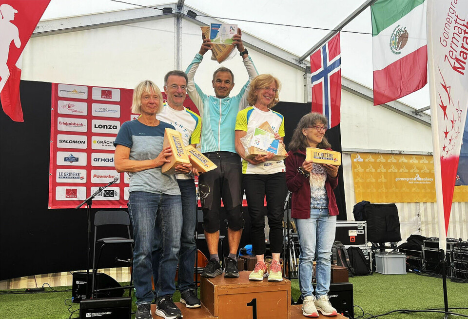 Vidar Ellefsen fikk stå øverst på pallen, mens samboer Kristin Isachsen (til venstre) mottok sin premie fra trinn to. (Foto: privat) Vidar Ellefsen fikk stå øverst på pallen, mens samboer Kristin Isachsen (til venstre) mottok sin premie fra trinn to. (Foto: privat)