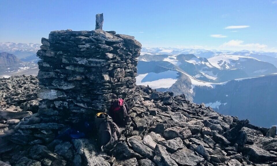 Fra topp-partiet på Torvløysa 1851 m.o.h. der løparane på den lengste distansen snur og løper ned att til fjorden. Foto: Arrangør Fra topp-partiet på Torvløysa 1851 m.o.h. der løparane på den lengste distansen snur og løper ned att til fjorden. Foto: Arrangør