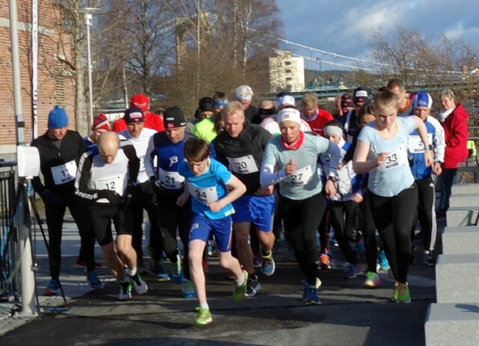 Fra starten på årets første løp i Kongsvingerkarusellen med dagens vinnere Eivind (34) og Karoline Duelien Vaaje (33) i fremste rekke. (Arrangørfoto) Fra starten på årets første løp i Kongsvingerkarusellen med dagens vinnere Eivind (34) og Karoline Duelien Vaaje (33) i fremste rekke. (Arrangørfoto)