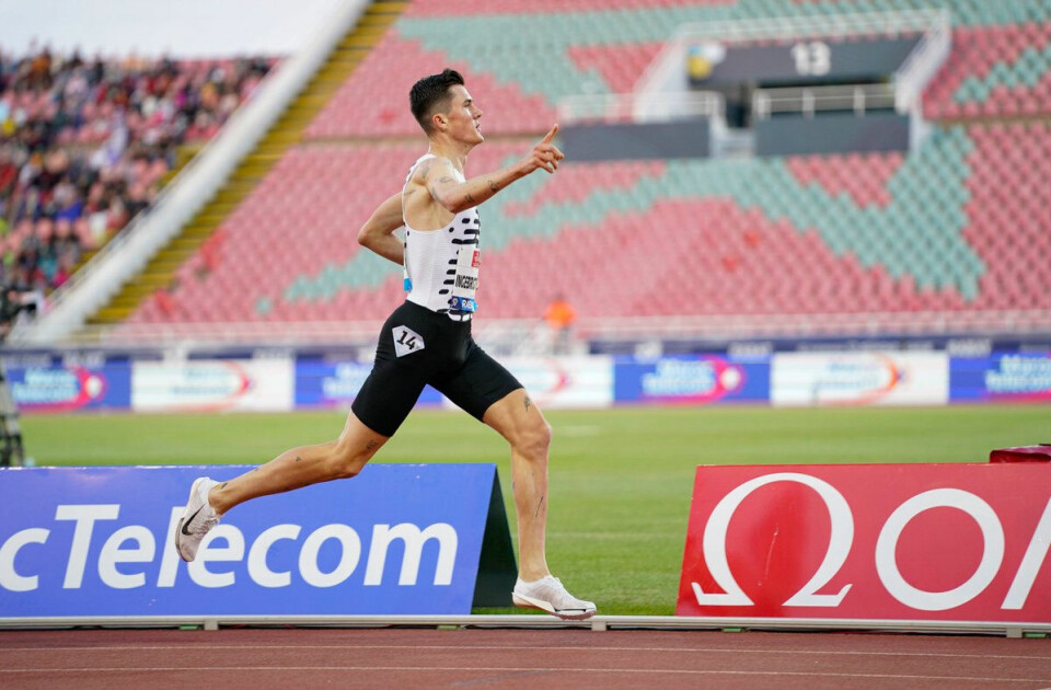 Jakob Ingebrigtsen hadde så stort forsprang at han kunne juble for seieren før han passerte målstreken. (Foto: Matthew Quine for Diamond League AG) Jakob Ingebrigtsen hadde så stort forsprang at han kunne juble for seieren før han passerte målstreken. (Foto: Matthew Quine for Diamond League AG)