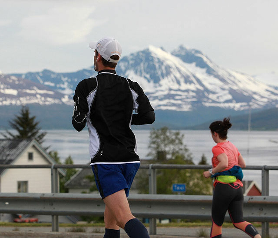 Vakre omgivelser: Med fjord og snøkledte fjell å se uansett hvilken retning man løp i. Og med en midnattssol som ofte tittet fram fra et lett skydekke. Dette var Tromsø på sitt aller flotteste. (Foto: Kjell Vigestad) Vakre omgivelser: Med fjord og snøkledte fjell å se uansett hvilken retning man løp i. Og med en midnattssol som ofte tittet fram fra et lett skydekke. Dette var Tromsø på sitt aller flotteste. (Foto: Kjell Vigestad)