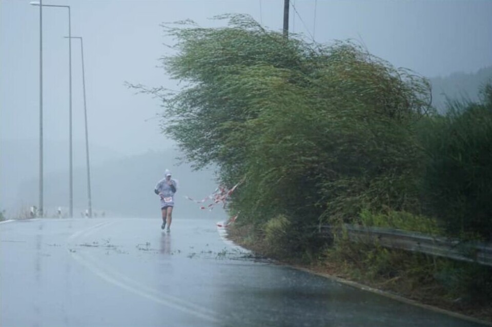 Cecilie Holmgren i stormen. Vanligvis er det varmen som er den store utfordingen i Spartathlon - i tillegg til lengden og sperretidene), i år var det uværet. Foto: Johan Holmgren Cecilie Holmgren i stormen. Vanligvis er det varmen som er den store utfordingen i Spartathlon - i tillegg til lengden og sperretidene), i år var det uværet. Foto: Johan Holmgren