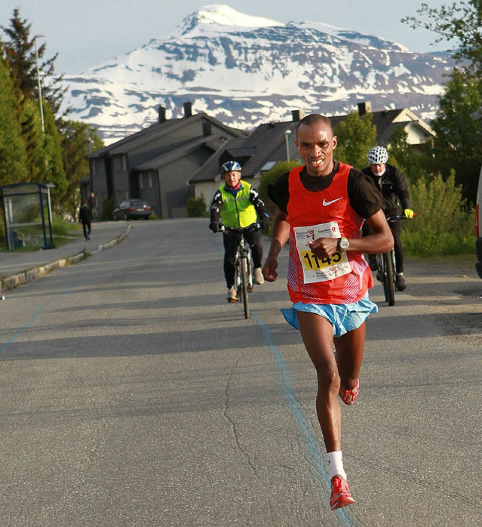 Midnight Sun Maraton - en femstjernes løpsfest Antony_Mugo_fjell_bak_etter_vending_MA20G8590.jpg