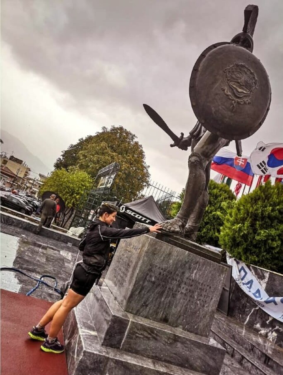 Cecilie Holmgren ble historisk i Spartathlon Cecilie_og_Leonidas_I.jpg