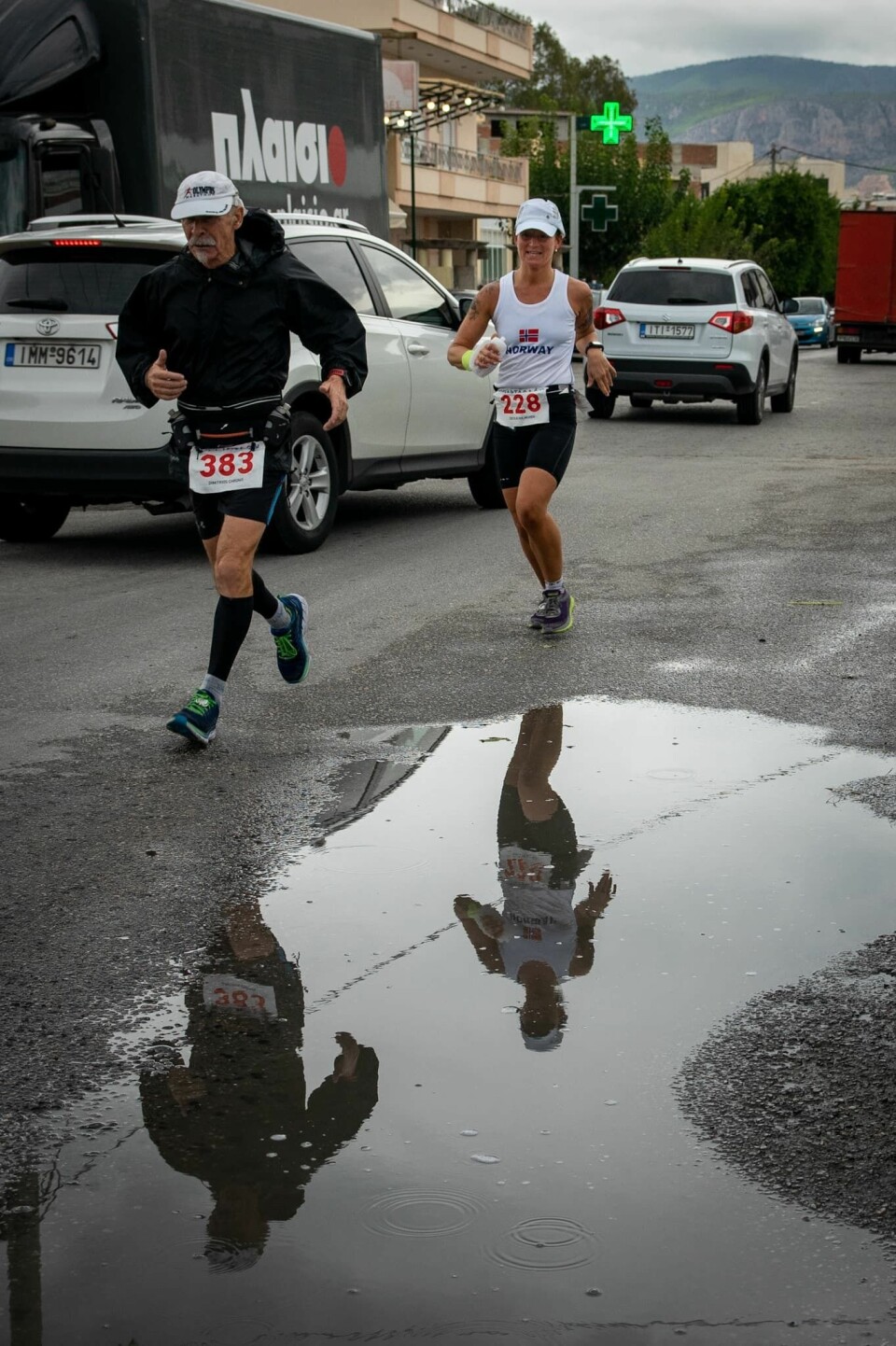 Cecilie Holmgren ble historisk i Spartathlon Cecilie_og_kanskje_Eiolf.jpg