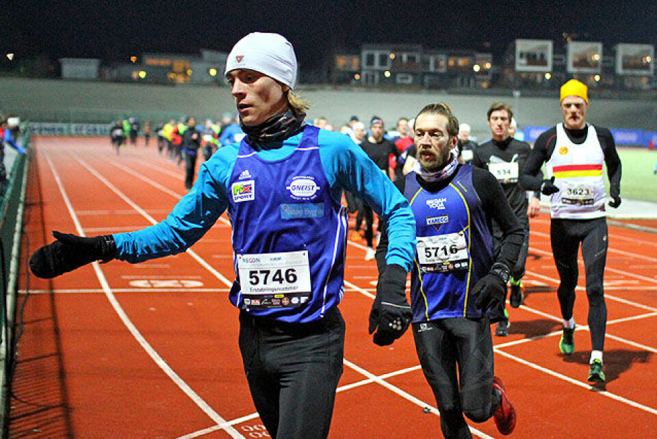 Jens Larsen Åstveit på vei ut fra Fana Stadion, Henrik Angermund følger på. Jens Larsen Åstveit på vei ut fra Fana Stadion, Henrik Angermund følger på.