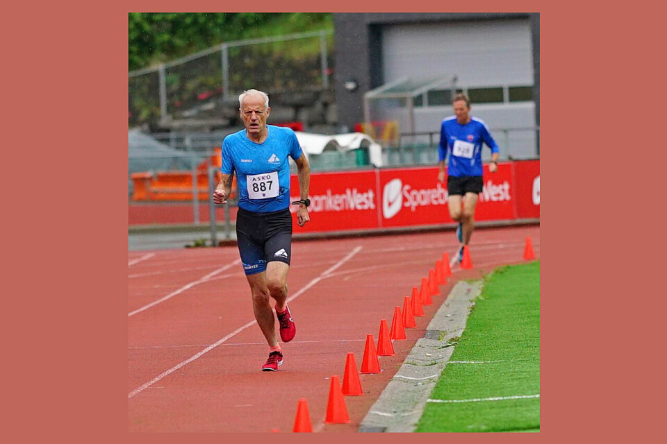 Ivar Andreas Sandø løper inn til tiden 10:43,8 under Asko-karusellen på Arna Idrettspark, dette er aldersrekord for klasse menn 70 - 74 år. (Foto: IL Fri) Ivar Andreas Sandø løper inn til tiden 10:43,8 under Asko-karusellen på Arna Idrettspark, dette er aldersrekord for klasse menn 70 - 74 år. (Foto: IL Fri)