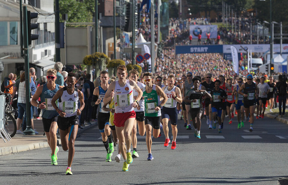 Starten har akkurat gått for eliten i Oslo Halvmaraton 2019. (Foto: Per Inge Oestmoen) Starten har akkurat gått for eliten i Oslo Halvmaraton 2019. (Foto: Per Inge Oestmoen)