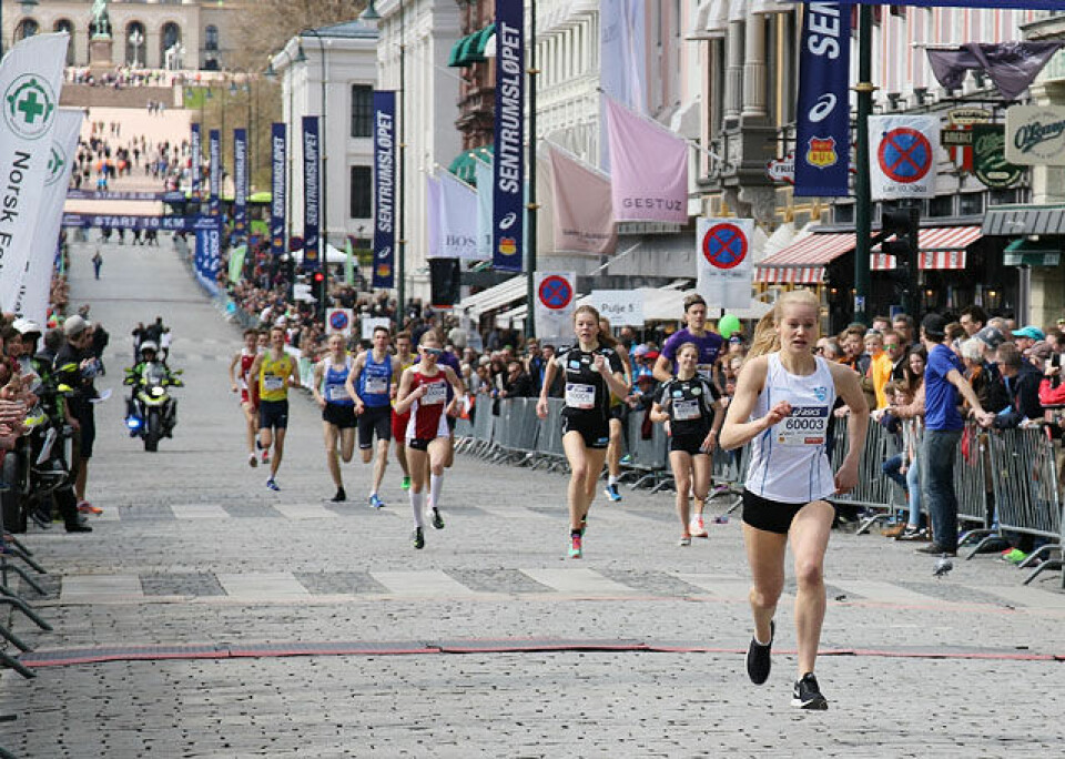 Malin Edland og Håkon Mushom vant Sentrumssprinten 800m_Malin_Edland_i_tet_4S7A1815.jpg