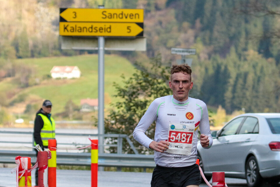 Marius Vedvik forbedret løyperekorden for halvmaraton i traseen mellom Fana Stadion og Kalandsvannet, den faste løypen til Maratonkarusellen. (Alle foto: Arne Dag Myking) Marius Vedvik forbedret løyperekorden for halvmaraton i traseen mellom Fana Stadion og Kalandsvannet, den faste løypen til Maratonkarusellen. (Alle foto: Arne Dag Myking)
