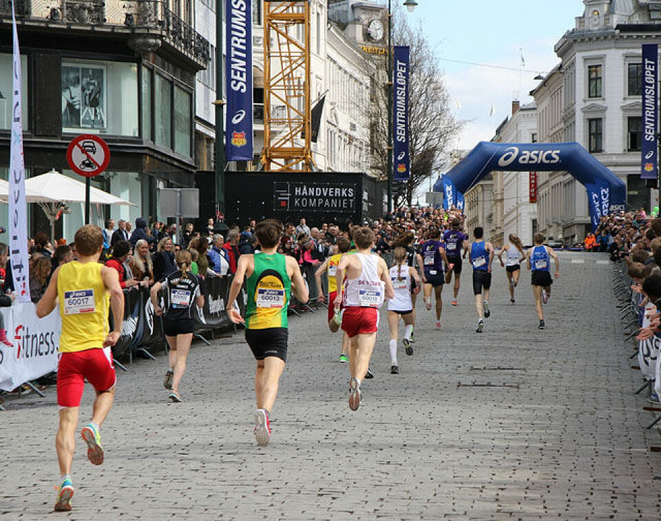 Malin Edland og Håkon Mushom vant Sentrumssprinten 800m_bakfra_mot_maal_4S7A1884.jpg