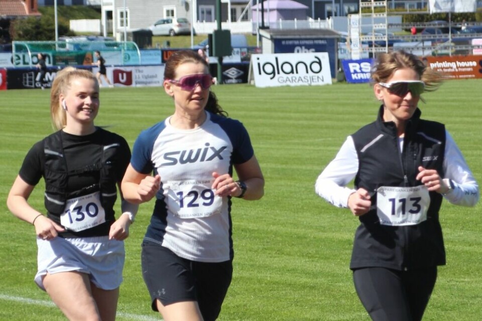 Mange smil helt fra start til mål Halvmaraton er netop startet og de tre deltagere på billedet ser ud til at glæde sig
