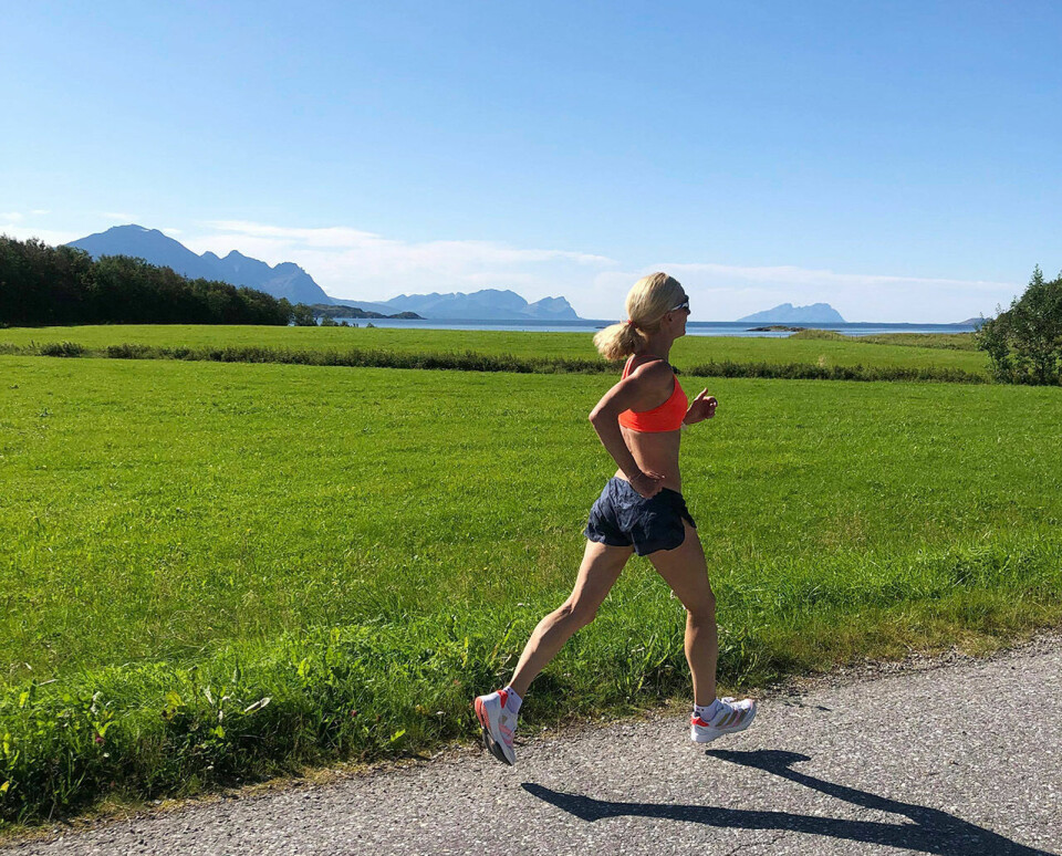 Lisbet Pedersen løper i vakre omgivelser på heimstedet Steigen. (Foto: Kim Rasmussen) Lisbet Pedersen løper i vakre omgivelser på heimstedet Steigen. (Foto: Kim Rasmussen)