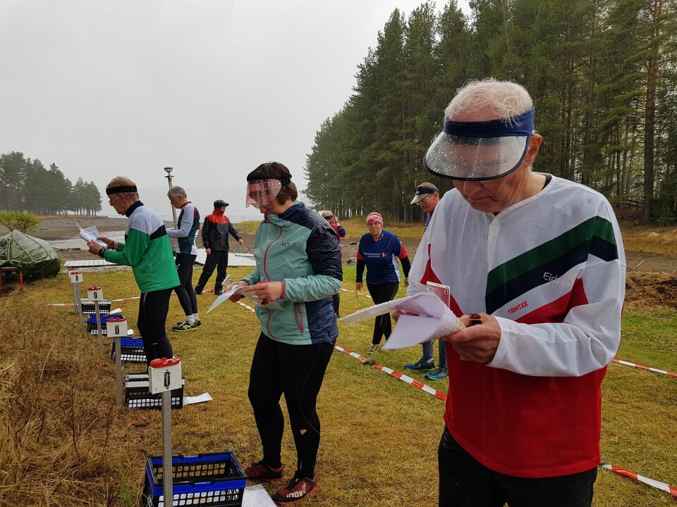Klare til start med regnskjerm og briller i regnet. Klare til start med regnskjerm og briller i regnet.