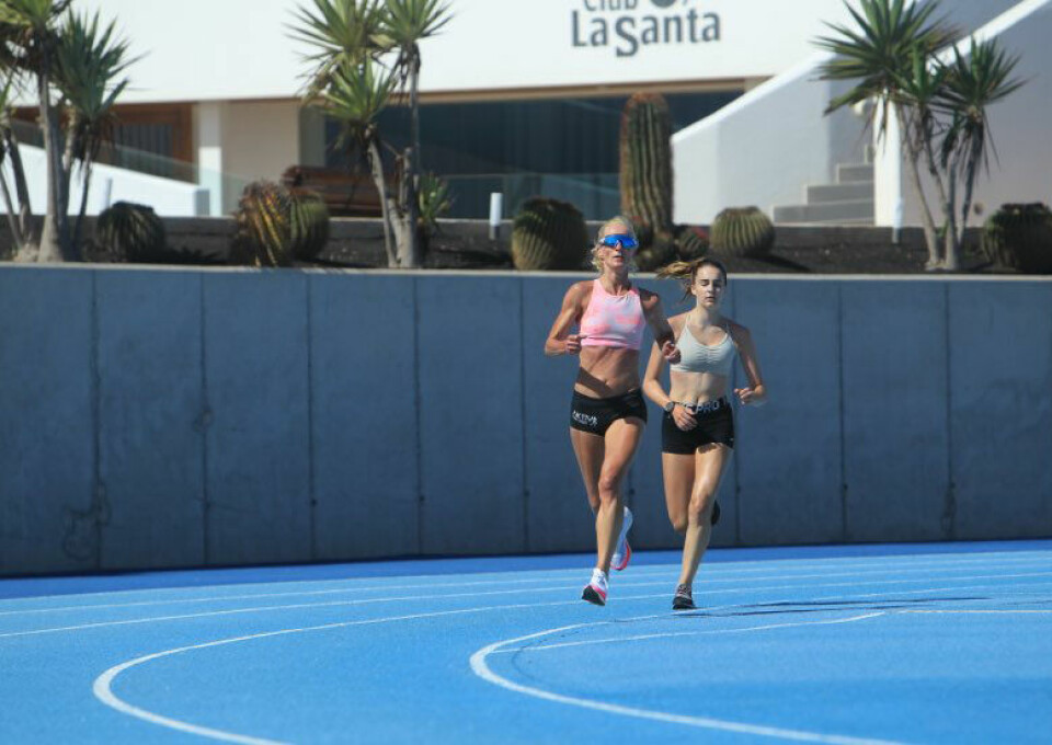 Fra NM-gull på 800 m til topp veteranløper på langdistanse Lisbeth-Pettersen-og-Naomi-Harris-foto-Bob-Foy.jpg