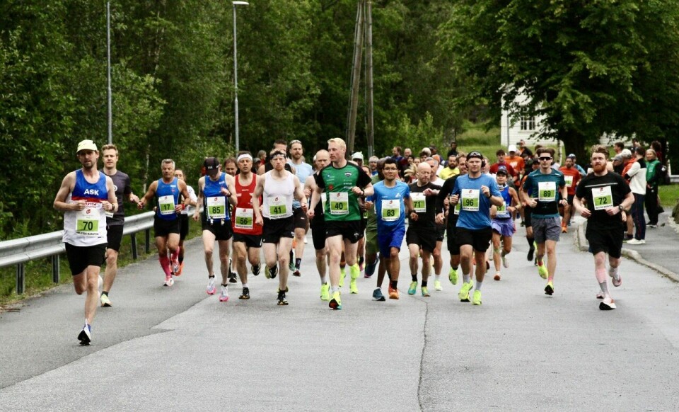 Alle distansene startet oppe i bakken ved Idrettshallen. Her har akkurat 82 maratonløpere startet i nedoverbakke. Alle distansene startet oppe i bakken ved Idrettshallen. Her har akkurat 82 maratonløpere startet i nedoverbakke