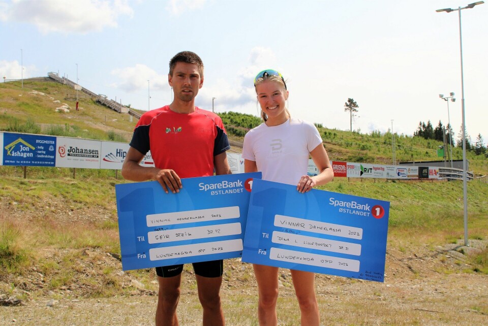 Vinnerne Geir Steig og Dina Lidahl Lillejordet med sine førstepriser i Amlisberget skianlegg etter løpet. (Foto: Rolf Bakken) Vinnerne Geir Steig og Dina Lidahl Lillejordet med sine førstepriser i Amlisberget skianlegg etter løpet. (Foto: Rolf Bakken)