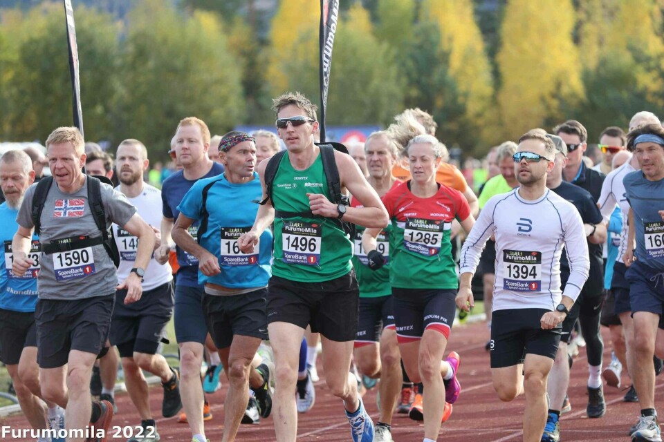 Fra starten på 10 km der fartsholderne Bjørnar Tyberg (1590) og Lars Søraas Grønhovd (1496) geleider gruppa med 45 minutter som mål. (Foto fra løpets facebookside) Fra starten på 10 km der fartsholderne Bjørnar Tyberg (1590) og Lars Søraas Grønhovd (1496) geleider gruppa med 45 minutter som mål. (Foto fra løpets facebookside)