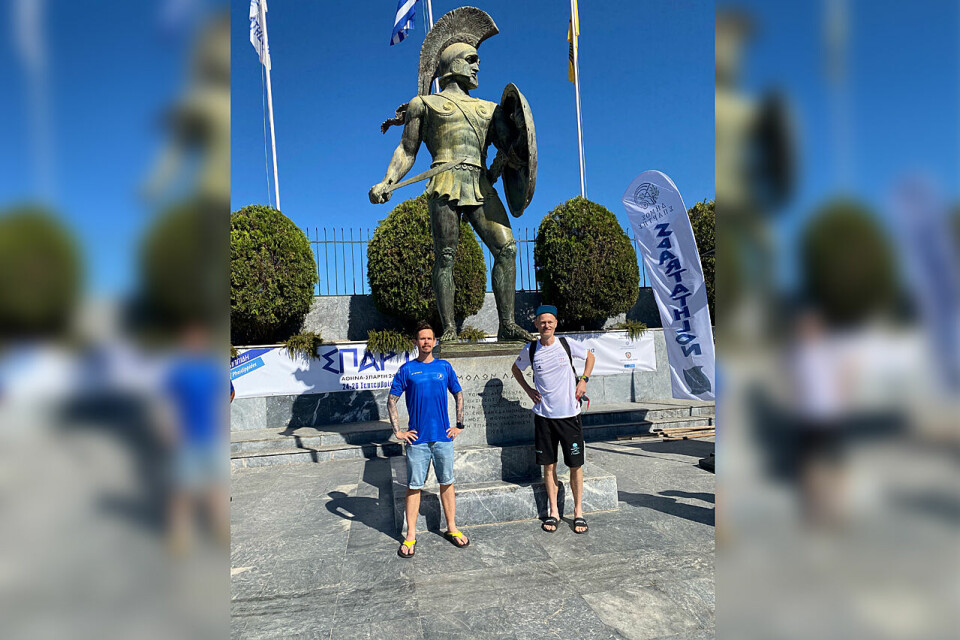 På historisk grunn: Magnus Thorud og Simen Holvik foran statuen av kong Leonidas av Sparta. (Foto: Eiolf Eivindsen) På historisk grunn: Magnus Thorud og Simen Holvik foran statuen av kong Leonidas av Sparta. (Foto: Eiolf Eivindsen)