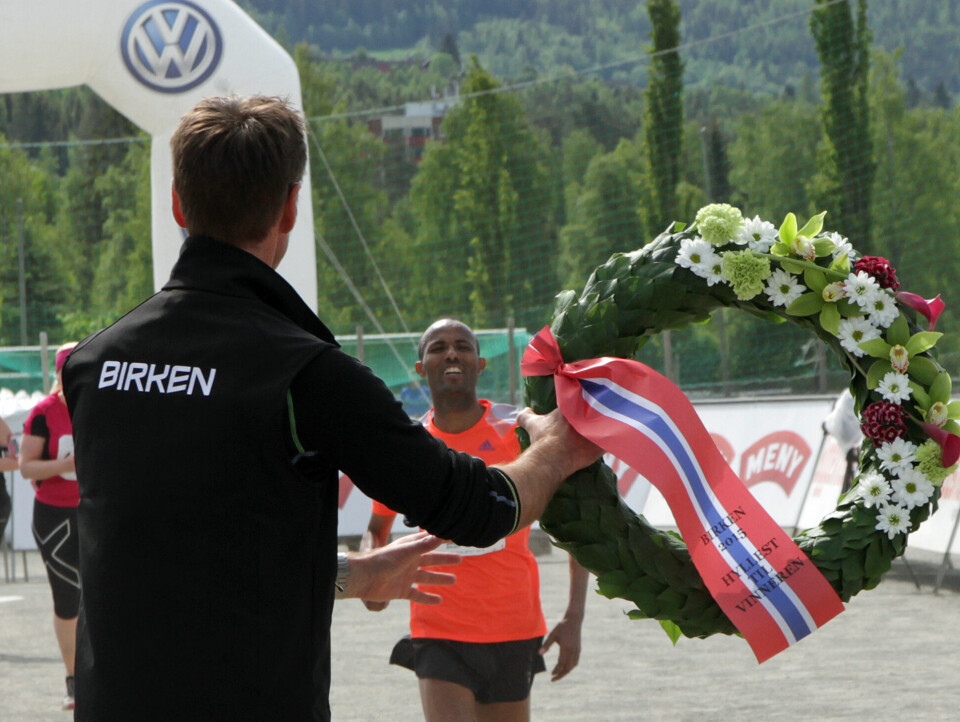 Birkenleder Jo Gunnar Ellevold er klar med laurbærkransen i det Gebretsadik nærmer seg mål (Foto: Finn Olsen) Birkenleder Jo Gunnar Ellevold er klar med laurbærkransen i det Gebretsadik nærmer seg mål (Foto: Finn Olsen)